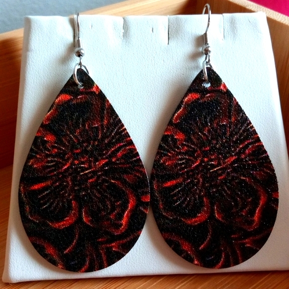 🆕 Leather Hibiscus Earrings - Picture 4 of 4